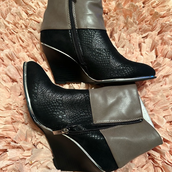 Mark Ankle Boots - Picture 5 of 11